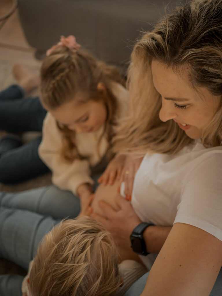 schwangere Mama mit ihren zwei Kindern