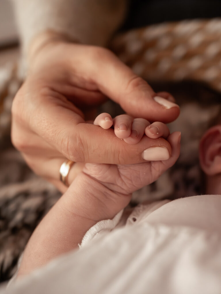 Mama hält Hand von ihrem Baby