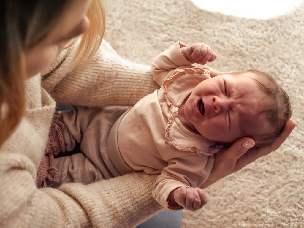 Mama hält ihr Neugeborenes